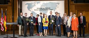 Starke transatlantische Bande. Im Mittelpunkt US-Botschafterin Amy Gutmann  neben Staatssekretär Thomas Bagger mit Michael Link (im Bild Dritter v.l.) und Repräsentanten der Zentren. 