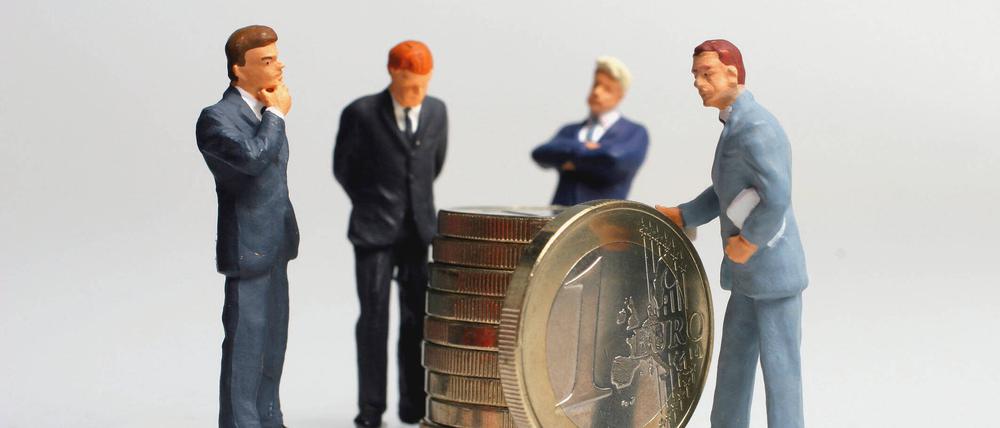 Geschäftsleute in Anzügen kriegen bald mehr Zinsen auf ihre Einlagen.
