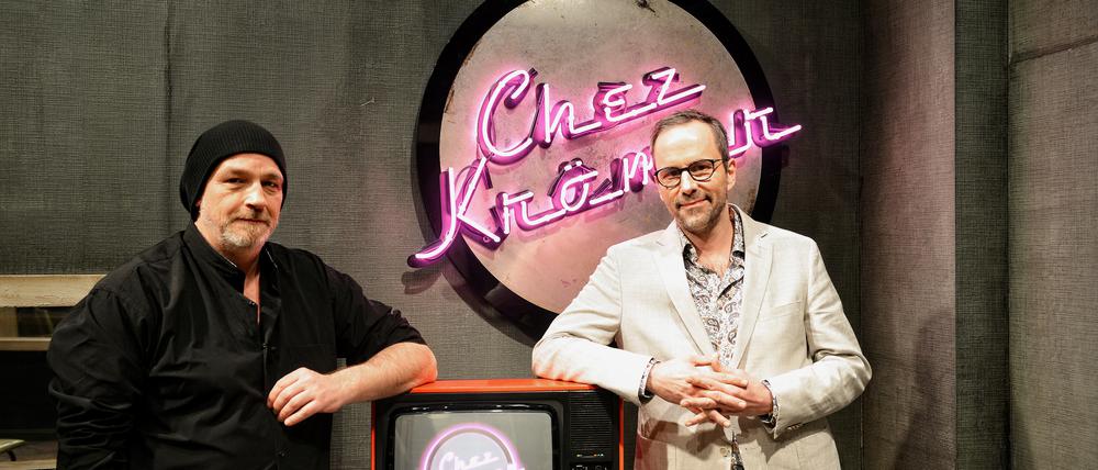Die RBB-Produktion „Chez Krömer“ gewann 2022 einen Grimme-Preis und zwar für die Ausgabe, in der sich Kurt Krömer (rechts) mit Torsten Sträter über Depressionen unterhielt.