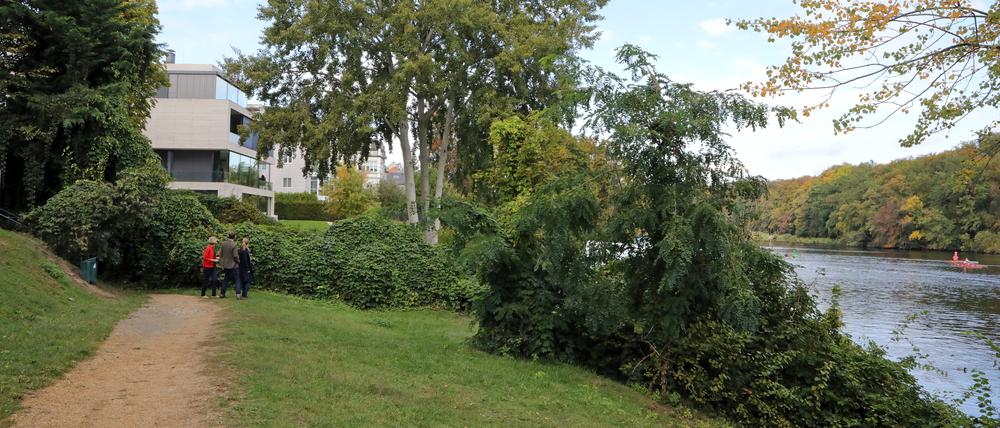 Kein Durchgang: Der Uferweg am Griebnitzsee endet vielerorts vor Hecken und Zäunen.
