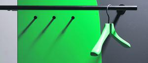 Raffiniert und schlicht zugleich ist die Lösung Mask. Vor dem lackierten Paneel, in verschiedenen Farbvarianten erhältlich,  ist die schlichte Garderobenstange montiert. 