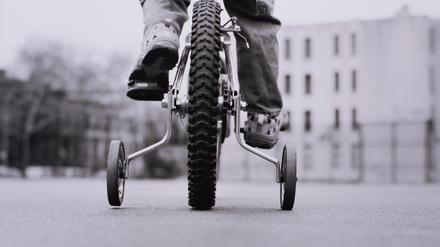 Stützräder geben Kindern Sicherheit beim Radfahren.