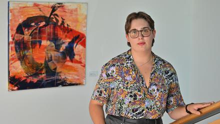 Mit 15 ein bekannter Maler. Ilusch – das ist sein Künstlername – neben seinem Gemälde «The Apple» von 2021, Acryl und Öl auf Leinwand. Der junge Maler aus Frankfurt (Oder) stellt vom 28. September bis 4. November seine Bilder in der «Galeria Azur» in New York aus.