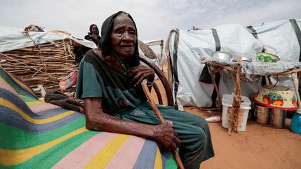 Im Sudan mussten Zehntausende wegen der Gefechte zwischen zwei Generälen fliehen.  