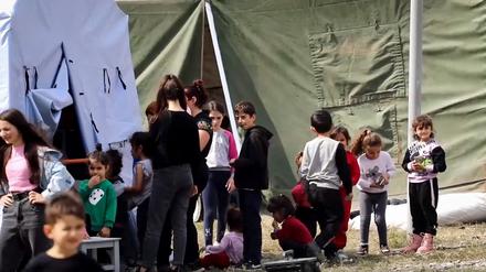 Bergkarabach-Armenier suchen Sicherheit in einem russischen Militärlager: Der Landweg nach Armenien ist blockiert.