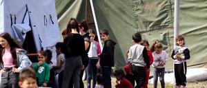 Bergkarabach-Armenier suchen Sicherheit in einem russischen Militärlager: Der Landweg nach Armenien ist blockiert.