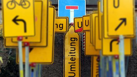 Verkehrsschilder, Schilderwald, Verkehr, Umleitung, Baustelle