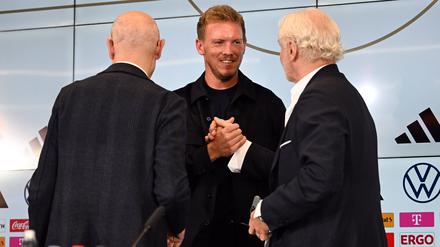 Willkommen im Klub. Julian Nagelsmann wird von DFB-Präsident Bernd Neuendorf (l.) und Sportdirektor Rudi Völler (r.) als neuer Bundestrainer vorgestellt.