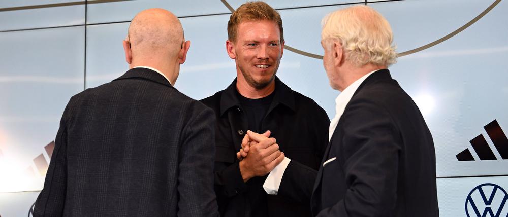 Willkommen im Klub. Julian Nagelsmann wird von DFB-Präsident Bernd Neuendorf (l.) und Sportdirektor Rudi Völler (r.) als neuer Bundestrainer vorgestellt.