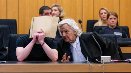 Beim Auftakt im Prozess um den Mord an einem 31-Jährigen auf der Kirmes „Send“ in Münster, sitzt der Angeklagte(l) mit seinem Verteidiger, Rechtsanwalt Siegmund Benecken, im Verhandlungssaal des Landgerichts Münster. Der Angeklagte soll dem Opfer im Streit ein Messer ins Herz gestoßen haben. 