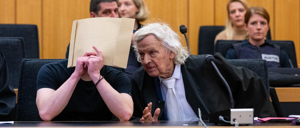 Beim Auftakt im Prozess um den Mord an einem 31-Jährigen auf der Kirmes „Send“ in Münster, sitzt der Angeklagte(l) mit seinem Verteidiger, Rechtsanwalt Siegmund Benecken, im Verhandlungssaal des Landgerichts Münster. Der Angeklagte soll dem Opfer im Streit ein Messer ins Herz gestoßen haben.