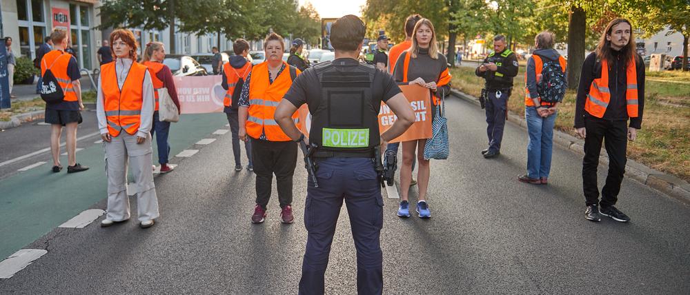 Klimaaktivisten der „Letzten Generation“ bei einem Protestmarsch in Berlin.