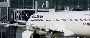 Ein Flugzeug der Lufthansa auf dem Rollfeld in Hamburg (Archivbild).