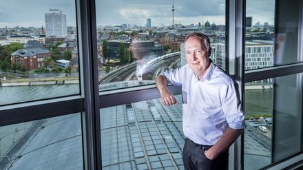 Der Konzernbevollmächtigter der Deutschen Bahn für Berlin, Alexander Kaczmarek, steht im Turm des Hauptbahnhofes in Berlin.