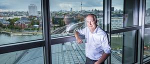 Der Konzernbevollmächtigter der Deutschen Bahn für Berlin, Alexander Kaczmarek, steht im Turm des Hauptbahnhofes in Berlin.