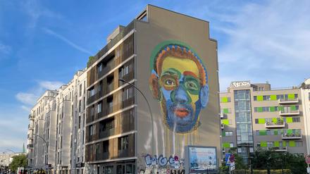 Das Wandgemälde „Face Time“ an der Heinrich-Heine-Straße in Mitte