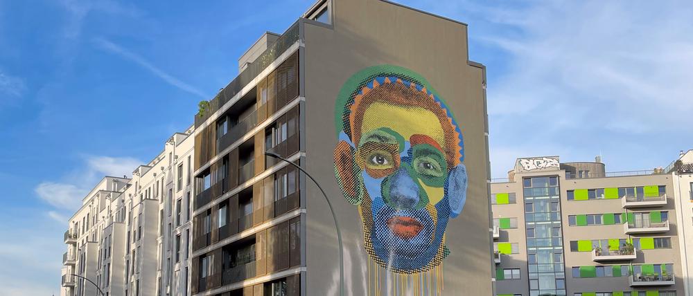Das Wandgemälde „Face Time“ an der Heinrich-Heine-Straße in Mitte