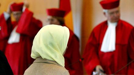 Fereshta Ludin, muslimische Lehrerin und Beschwerdeführerin im Kopftuch-Streit, am 24.09.2003 nach der Urteilsverkündung im Bundesverfassungsgericht in Karlsruhe. 