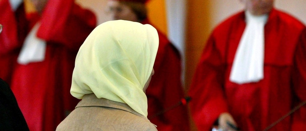Fereshta Ludin, muslimische Lehrerin und Beschwerdeführerin im Kopftuch-Streit, am 24.09.2003 nach der Urteilsverkündung im Bundesverfassungsgericht in Karlsruhe.