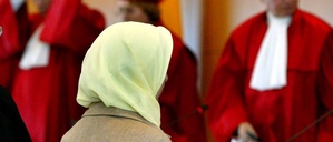 Fereshta Ludin, muslimische Lehrerin und Beschwerdeführerin im Kopftuch-Streit, am 24.09.2003 nach der Urteilsverkündung im Bundesverfassungsgericht in Karlsruhe. 