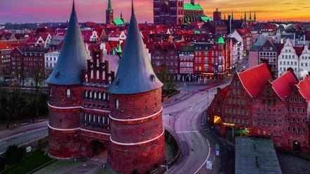 Sonnenaufgang am Holstentor in Lübeck.