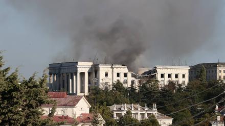 RUSSIA, SEVASTOPOL - SEPTEMBER 22, 2023: Smoke over the Russian Black Sea Fleet headquarters after a Ukrainian missile strike. Police have cordoned off the premises and nearby quarters. Sergei Malgavko/TASS PUBLICATIONxINxGERxAUTxONLY 62483601