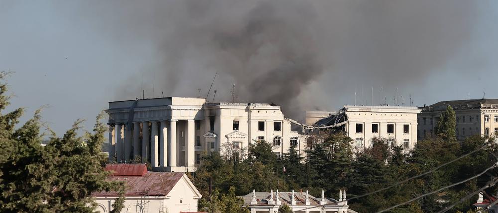 RUSSIA, SEVASTOPOL - SEPTEMBER 22, 2023: Smoke over the Russian Black Sea Fleet headquarters after a Ukrainian missile strike. Police have cordoned off the premises and nearby quarters. Sergei Malgavko/TASS PUBLICATIONxINxGERxAUTxONLY 62483601