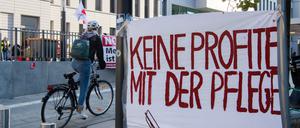 „Keine Profite mit der Pflege“ steht auf dem Transparent vor dem Bettenhaus der Charité.