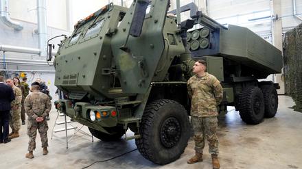 US-Soldaten neben einem Himars-System
