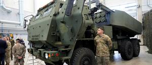 US-Soldaten neben einem Himars-System