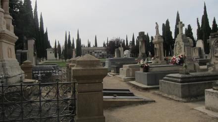 ARCHIV - 01.11.2013, Spanien, Zaragoza: Gräber auf dem Friedhof Torrero. Eine 90 Jahre alte Frau ist 2023 von Ärzten in Spanien fälschlicherweise für tot erklärt worden. 