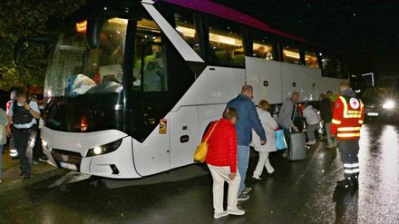 22.09.2023, Baden-Württemberg, Gerlingen: Die Mitglieder einer Reisegruppe stehen nachts auf dem Parkplatz Gerlinger Höhe an der A 81.
Ein Busfahrer hatte den Bus mit einer 42-köpfigen Reisegruppe stehen lassen und war einfach gegangen. (zu dpa: Fahrer lässt Bus mit Reisegruppe nachts auf Parkplatz stehen und geht) Foto: Andreas Rometsch/KS-Images.de/dpa - ACHTUNG: Personen und das Kennzeichen wurden aus rechtlichen Gründen gepixelt +++ dpa-Bildfunk +++