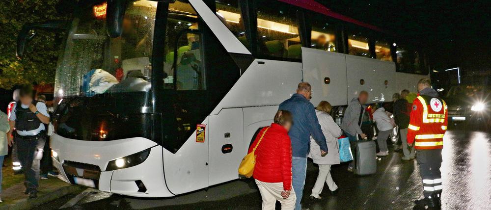 22.09.2023, Baden-Württemberg, Gerlingen: Die Mitglieder einer Reisegruppe stehen nachts auf dem Parkplatz Gerlinger Höhe an der A 81.
Ein Busfahrer hatte den Bus mit einer 42-köpfigen Reisegruppe stehen lassen und war einfach gegangen. (zu dpa: Fahrer lässt Bus mit Reisegruppe nachts auf Parkplatz stehen und geht) Foto: Andreas Rometsch/KS-Images.de/dpa - ACHTUNG: Personen und das Kennzeichen wurden aus rechtlichen Gründen gepixelt +++ dpa-Bildfunk +++