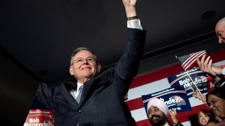ARCHIV - 06.11.2018, USA, Hoboken: Bob Menendez, demokratischer Senator im US-Bundesstaat New Jersey, jubelt in seinem Wahlkampf-Hauptquartier, nachdem er wiedergewählt wurde. 