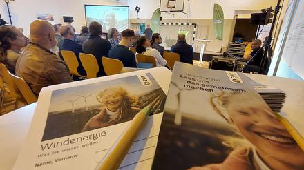 Bürger bei einer Infoveranstaltung der Stadtwerke Potsdam zum Ausbau von Windkraft im Potsdamer Norden.