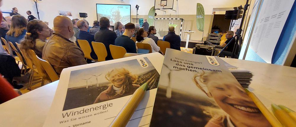 Bürger bei einer Infoveranstaltung der Stadtwerke Potsdam zum Ausbau von Windkraft im Potsdamer Norden.