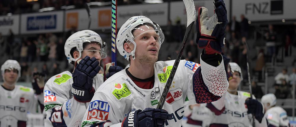 Eisbären freuen sich über den Sieg.