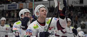 Eisbären freuen sich über den Sieg.