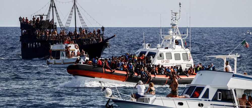 Ein Schiff der italienischen Küstenwache transportiert auf See gerettete Migranten, 18. September 2023.