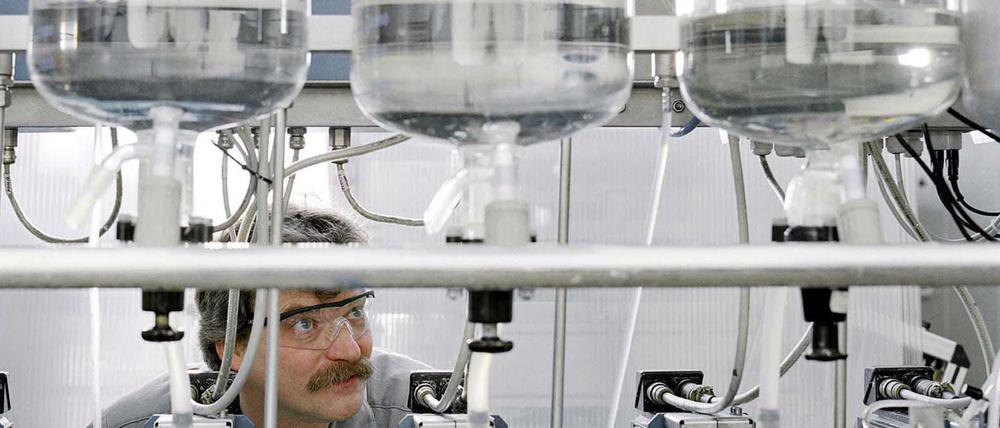 Mit einer Dosieranlage der Versuchspapiermaschine im Lanxess-Technikum werden Farbstoffe aufbereitet.