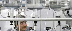 Mit einer Dosieranlage der Versuchspapiermaschine im Lanxess-Technikum werden Farbstoffe aufbereitet.