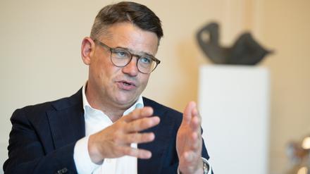 Boris Rhein (CDU), Ministerpräsident von Hessen, im Gespräch mit der dpa in der Staatskanzlei. 