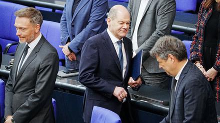 Bundeskanzler Olaf Scholz (SPD, m) im Bundestag neben Christian Lindner (FDP, l), Bundesminister der Finanzen, und Robert Habeck (Bündnis 90/Die Grünen, r), Bundesminister für Wirtschaft und Klimaschutz. (Archivbild)