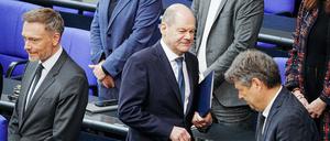 Bewegte Zeiten: Christian Lindner (FDP, links), Bundesminister der Finanzen, und Robert Habeck (Bündnis 90/Die Grünen, rechts) mit Bundeskanzler Olaf Scholz (SPD). 