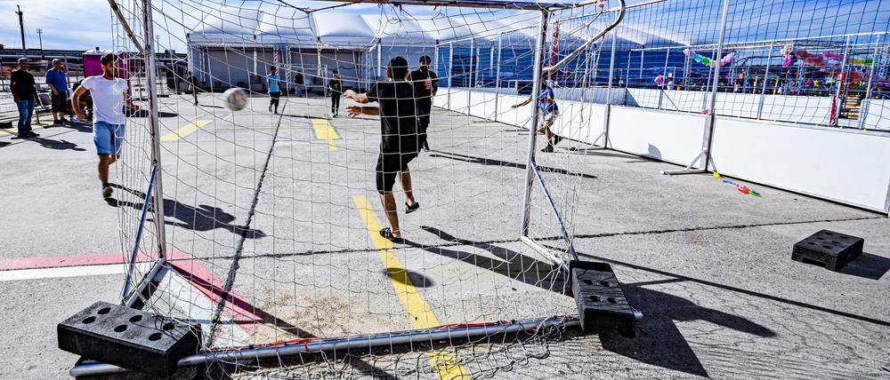 Eine Sport-Möglichkeit für junge Flüchtlinge im Ukraine-Ankunftszentrum auf dem ehemaligen Flughafen Tegel.