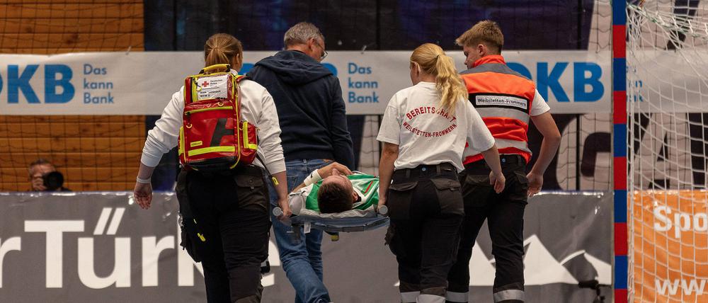 Fabian Wiede musste in Balingen vom Feld getragen werden