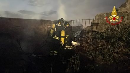 Feuerwehrleute sind im Einsatz, um die Brände auf Sizilien zu löschen. 