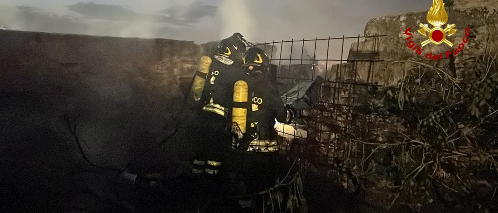 Feuerwehrleute sind im Einsatz, um die Brände auf Sizilien zu löschen. 