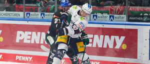 Gelungenes Debüt. Lean Bergmann (rechts) im Zweikampf mit Jere Karjalainen.