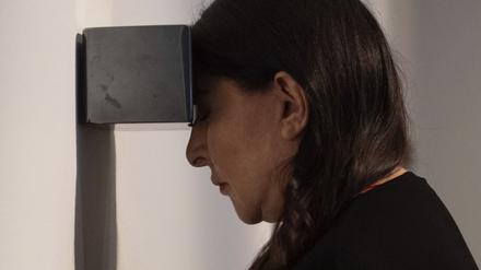 Was hinter dieser Stirne wohnt. Marina Abramović vor ihrem Kunstwerk „Black Dragons“ in London. 